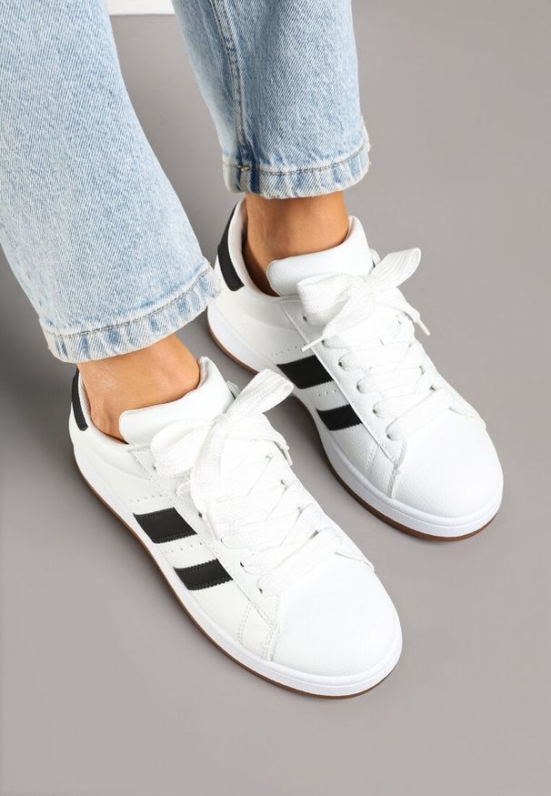 Renee - Białe Sneakersy w Stylu Kultowych Tenisówek z Ozdobnymi Paskami Marazea. Okazja: na co dzień. Zapięcie: pasek. Kolor: biały. Materiał: jeans, skóra. Wzór: aplikacja