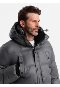 Ombre Clothing - Długa kurtka męska puffer z zapinanymi kieszeniami – grafitowa V1. Kolor: szary. Materiał: poliester, materiał, polar, syntetyk, nylon. Długość: długie. Wzór: aplikacja #4