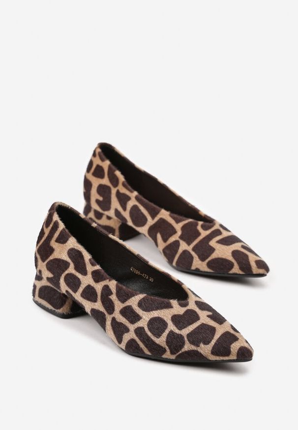 Renee - Brązowe Panterkowe Czółenka na Słupku Vices ze Skórzaną Wkładką Alinire. Kolor: brązowy. Materiał: skóra. Obcas: na słupku. Styl: elegancki