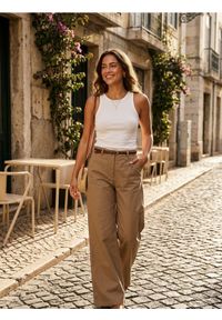 Sinsay - Spodnie wide leg z paskiem - beżowy. Kolor: beżowy