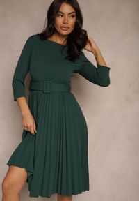 Renee - Ciemnozielona Plisowana Sukienka o Rozkloszowanym Kroju z Paskiem z Klamrą Annathiel. Kolor: zielony. Typ sukienki: rozkloszowane. Styl: elegancki