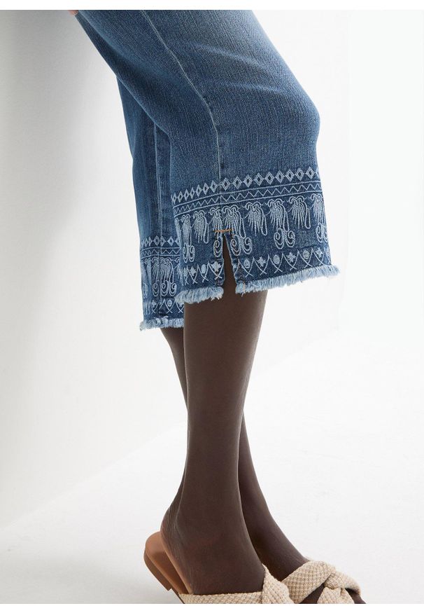 bonprix - Dżinsy rybaczki z haftem. Kolor: niebieski. Wzór: haft