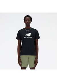 Koszulka męska New Balance MT41502BK – czarna. Kolor: czarny. Materiał: bawełna, dresówka. Długość rękawa: krótki rękaw. Długość: krótkie. Wzór: nadruk, napisy