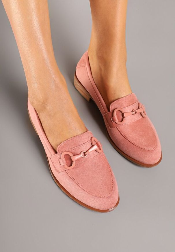 Renee - Różowe Mokasyny Vices z Wkładką ze Skóry Naturalnej Zdobione Łańcuszkiem Delariona. Kolor: różowy. Materiał: skóra. Wzór: aplikacja. Obcas: na płaskiej podeszwie. Styl: elegancki