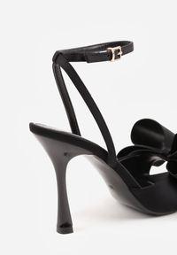 Born2be - Czarne Eleganckie Sandały na Szpilce z Ozdobną Aplikacją z Kokardą Lorena. Okazja: na ślub cywilny, na wesele. Kolor: czarny. Wzór: aplikacja. Sezon: lato. Obcas: na szpilce. Styl: elegancki #7