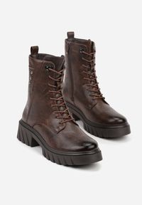 Renee - Brązowe Rockowe Botki Workery Zdobione Nitami Eratila. Okazja: na imprezę, na co dzień. Kolor: brązowy. Materiał: jeans, skóra. Szerokość cholewki: normalna. Wzór: aplikacja. Styl: rockowy #3