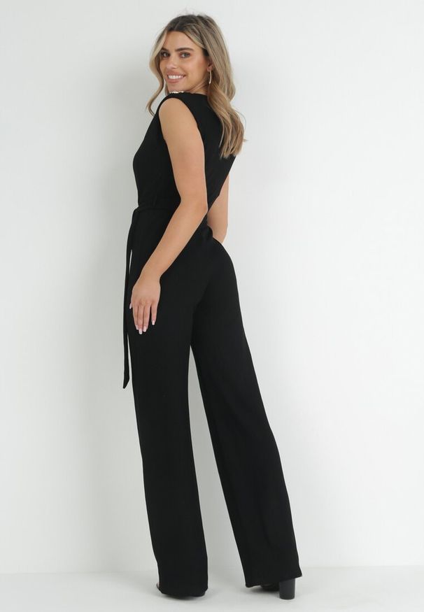 Born2be - Czarny Kombinezon z Kopertowym Dekoltem i Wiązaniem w Talii Vannessa. Kolekcja: dla wysokich. Kolor: czarny. Materiał: materiał, prążkowany. Długość: długie