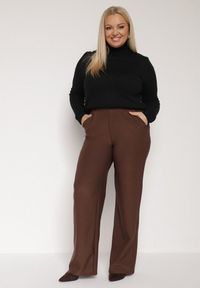 Born2be - Brązowe Spodnie z Bawełną o Szerokim Kroju z Wysokim Stanem Danniva. Okazja: do pracy, na co dzień, na spotkanie biznesowe. Stan: podwyższony. Kolekcja: plus size. Kolor: brązowy. Materiał: bawełna. Sezon: jesień. Styl: klasyczny, casual, elegancki, biznesowy #2