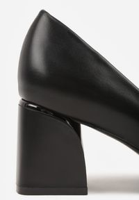 Born2be - Czarne Czółenka na Geometrycznym Obcasie Oriphishis. Okazja: na spotkanie biznesowe. Kolor: czarny. Wzór: geometria. Obcas: na obcasie. Styl: biznesowy, elegancki. Wysokość obcasa: średni #2