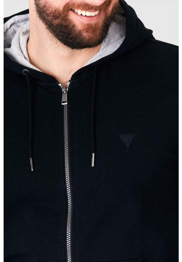 Guess - GUESS Czarna bluza męska z kapturem na zamek. Typ kołnierza: kaptur. Kolor: czarny. Wzór: aplikacja