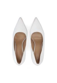 Kazar - Białe eleganckie szpilki z tkaniny dla Panny Młodej. Okazja: na ślub cywilny, na wesele. Kolor: biały. Materiał: tkanina. Szerokość cholewki: normalna. Obcas: na szpilce. Styl: elegancki, młodzieżowy. Wysokość obcasa: średni #2