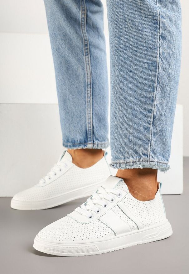 Renee - Białe Tenisówki Ozdobione Paskami Meloti. Okazja: na co dzień. Zapięcie: pasek. Kolor: biały. Materiał: jeans. Wzór: aplikacja. Obcas: na płaskiej podeszwie. Styl: klasyczny, elegancki, casual