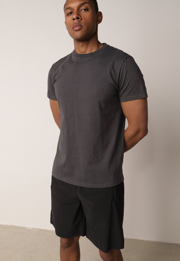 Born2be - Czarne Szorty w Sportowym Stylu ze Sznurkami i Zasuwanymi Kieszeniami Abateia. Okazja: na co dzień. Kolor: czarny. Materiał: materiał. Wzór: napisy. Sezon: lato. Styl: sportowy