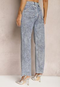 Renee - Niebieskie Jeansy Mom Fit z Błyszczącą Fakturą Vonea. Stan: podwyższony. Kolor: niebieski. Wzór: aplikacja. Styl: retro, klasyczny #5