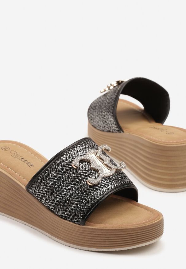 Born2be - Czarne Klapki na Koturnie z Plecionką i Ozdobą z Cyrkoniami Kinitera. Okazja: na spacer. Kolor: czarny. Wzór: aplikacja. Sezon: lato. Obcas: na koturnie. Styl: elegancki