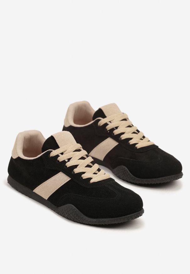 Renee - Czarno-Beżowe Sneakersy Ozdobione Tłoczeniem Halennesa. Okazja: na co dzień. Kolor: czarny. Materiał: jeans. Wzór: aplikacja