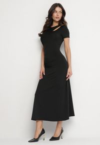 Born2be - Czarna Sukienka o Dopasowanym Fasonie z Lekkimi Marszczeniami Aporea. Okazja: na co dzień. Kolor: czarny. Długość rękawa: krótki rękaw. Sezon: wiosna, lato. Typ sukienki: dopasowane, sportowe. Styl: casual, elegancki, sportowy #1
