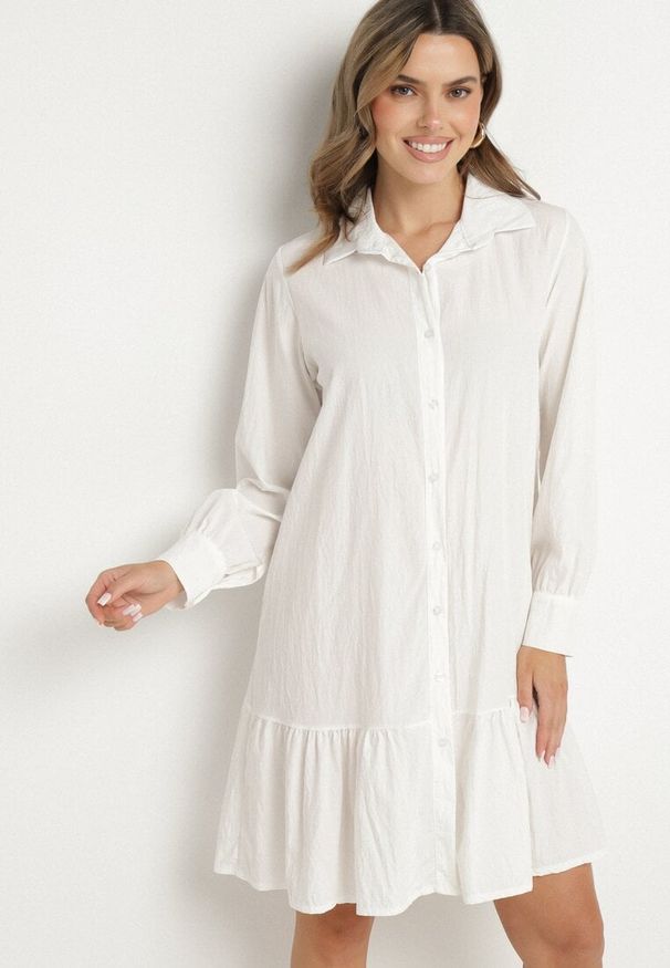 Born2be - Biała Sukienka z Wiskozą o Koszulowym Kroju z Falbanką Penzedi. Okazja: na co dzień. Typ kołnierza: kołnierzyk klasyczny. Kolor: biały. Materiał: wiskoza. Długość rękawa: długi rękaw. Typ sukienki: koszulowe. Styl: klasyczny, casual, elegancki