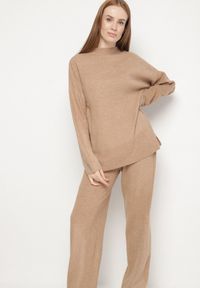Born2be - Ciemnobeżowy Dzianinowy Komplet z Wełną Spodnie i Sweter Tesira. Kolor: beżowy. Materiał: wełna, dzianina. Sport: turystyka piesza #2
