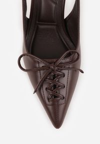 Renee - Brązowe Szpilki Slingback VICES Zdobione Gorsetowym Wiązaniem z Kokardą Azimuna. Okazja: na co dzień. Kolor: brązowy. Materiał: jeans, koronka. Wzór: aplikacja. Obcas: na szpilce. Styl: casual, elegancki #8