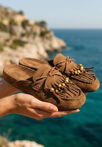 Born2be - Ciemnobeżowe Klapki VICES Typu Mule z Koralikami Frędzlami i Kokardą Dioleora. Okazja: na co dzień. Kolor: beżowy. Wzór: aplikacja. Styl: casual, elegancki #1