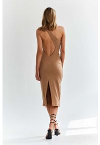Saint Body sukienka kolor brązowy midi dopasowana. Kolor: brązowy. Materiał: dzianina. Wzór: gładki. Typ sukienki: dopasowane. Długość: midi #2