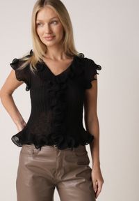 Born2be - Czarna Prążkowana Bluzka z Wiskozą Ozdobiona Falbanami Delestra. Okazja: na co dzień, na spotkanie biznesowe. Kolor: czarny. Materiał: prążkowany, wiskoza. Wzór: aplikacja. Styl: casual, biznesowy, elegancki #2