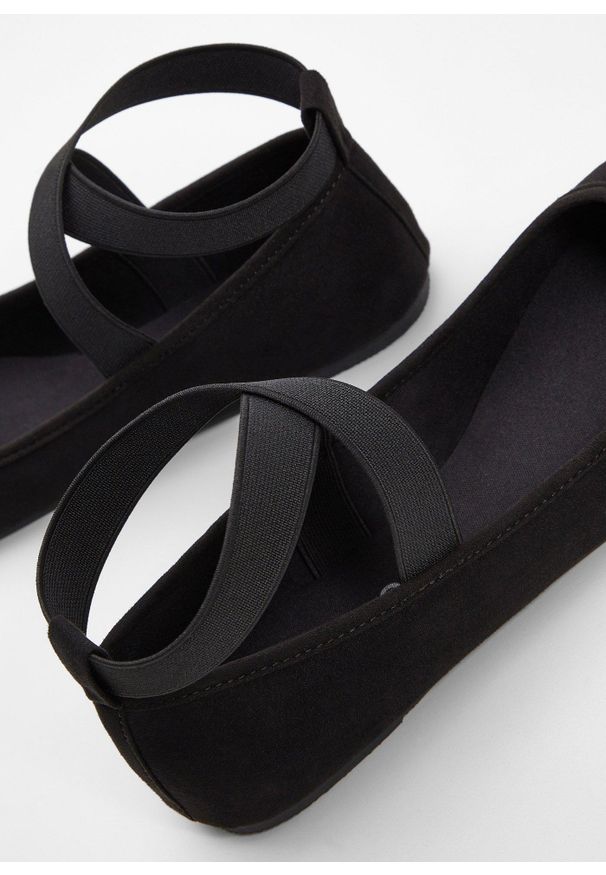 bonprix - Baleriny z elastycznym paskiem. Zapięcie: pasek. Kolor: czarny. Styl: elegancki