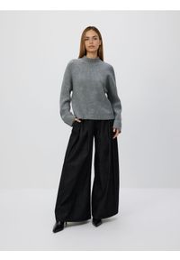 Reserved - Sweter z kontrastową lamówką - szary. Kolor: szary. Materiał: dzianina
