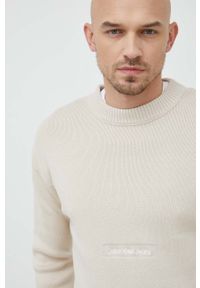 Calvin Klein Jeans sweter bawełniany kolor beżowy. Okazja: na co dzień. Kolor: beżowy. Materiał: bawełna. Wzór: gładki, aplikacja. Styl: casual #3