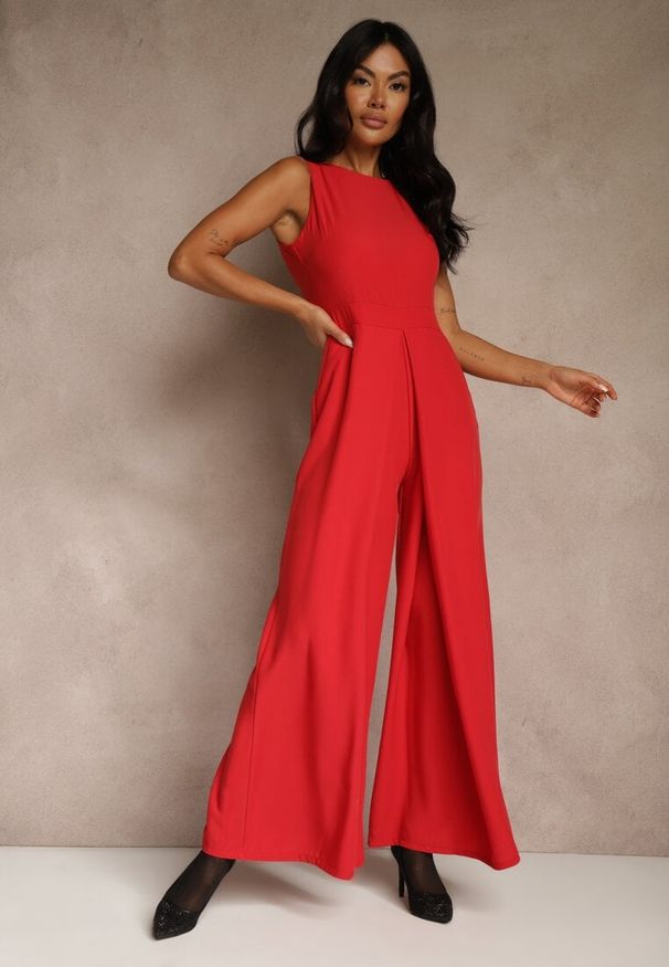 Renee - Czerwony Taliowany Kombinezon Ozdobiony Zakładkami Berinola. Okazja: na imprezę. Kolor: czerwony. Wzór: aplikacja. Styl: wizytowy, elegancki