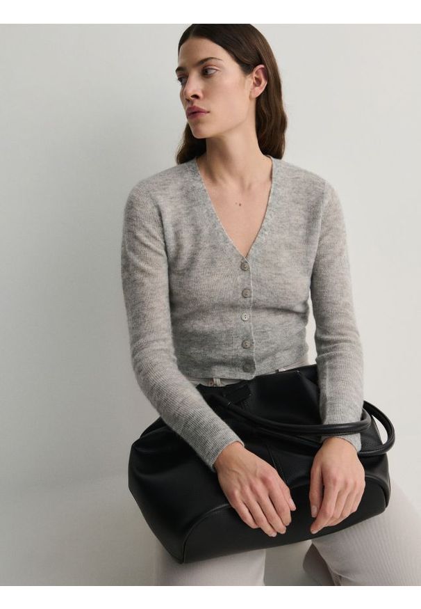 Reserved - Krótki sweter z guzikami - jasnoszary. Kolor: szary. Materiał: wełna, dzianina. Długość: krótkie. Wzór: gładki