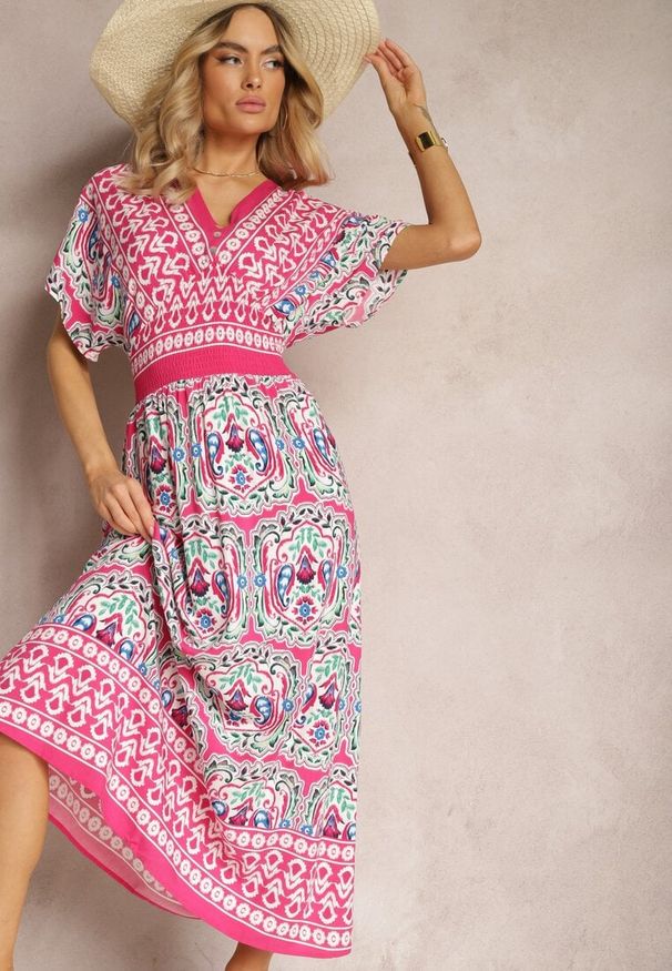 Renee - Fuksjowa Wiskozowa Sukienka Boho z Gumką w Pasie i Trójkątnym Dekoltem Casalina. Okazja: na co dzień. Kolor: różowy. Materiał: wiskoza. Długość rękawa: krótki rękaw. Styl: boho