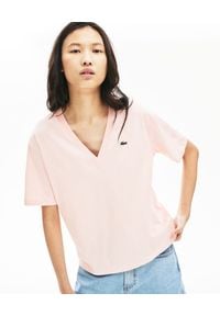 Lacoste - LACOSTE - Różowy t-shirt z haftem w serek. Typ kołnierza: dekolt w serek. Kolor: różowy, wielokolorowy, fioletowy. Materiał: jeans, bawełna, prążkowany. Wzór: haft #3