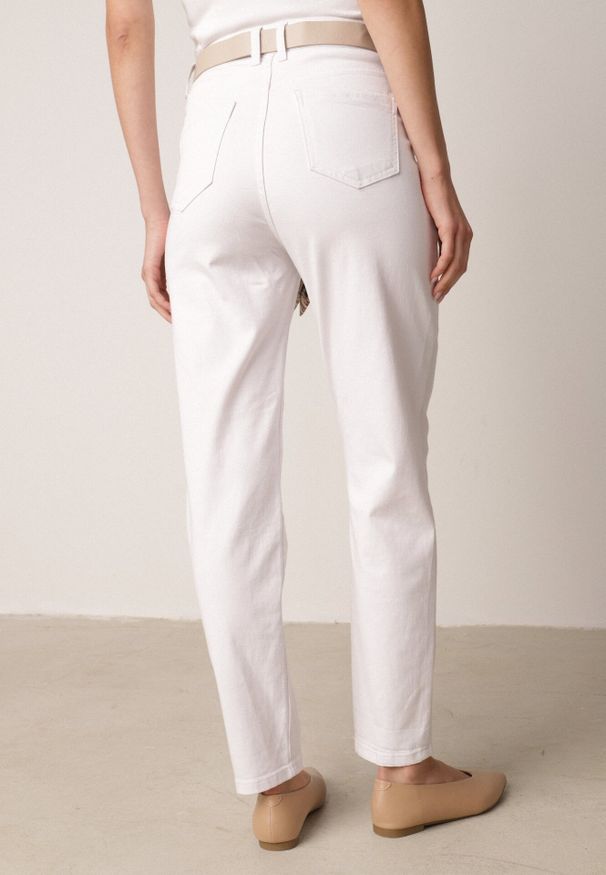 Born2be - Białe Bawełniano-Wiskozowe Jeansy Mom Fit z Dodatkowym Paskiem Papheilise. Okazja: na co dzień, na spotkanie biznesowe, do pracy. Kolor: biały. Styl: casual, biznesowy, elegancki, klasyczny