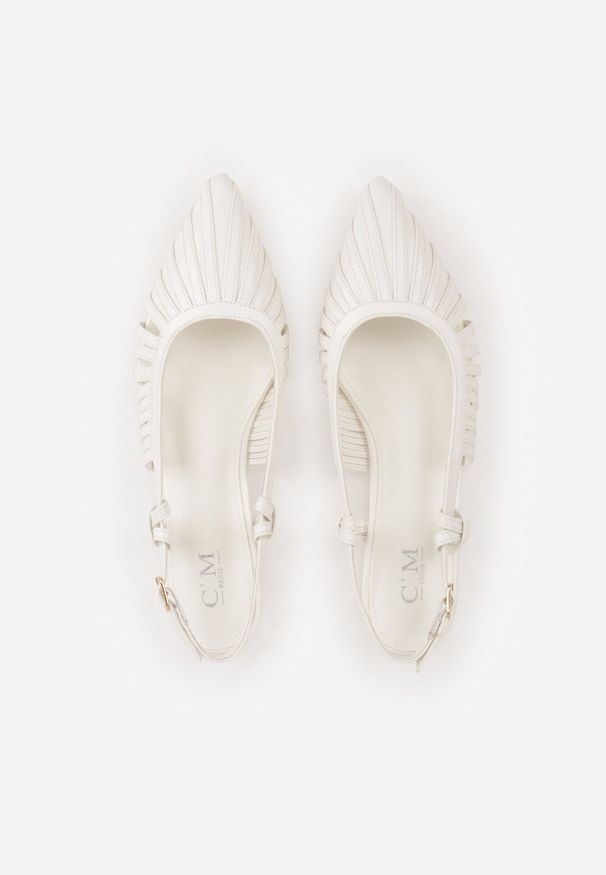 Born2be - Białe Sandały na Płaskiej Podeszwie Ozdobione Wycięciami Auraly. Okazja: na co dzień. Zapięcie: sprzączka. Kolor: biały. Materiał: jeans. Wzór: aplikacja. Sezon: lato. Obcas: na płaskiej podeszwie. Styl: elegancki, casual