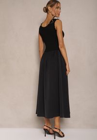 Renee - Czarna Rozkloszowana Sukienka z Wiskozy Ozdobiona Naszywką Ronlina. Okazja: na co dzień. Kolor: czarny. Materiał: wiskoza. Wzór: aplikacja. Styl: elegancki, casual #5