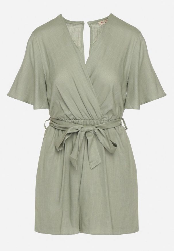 Born2be - Ciemnozielony Bawełniany Kombinezon z Kopertowym Dekoltem i Materiałowym Paskiem w Talii Viklie. Kolor: zielony. Materiał: bawełna, materiał. Długość rękawa: krótki rękaw. Długość: krótkie. Styl: elegancki