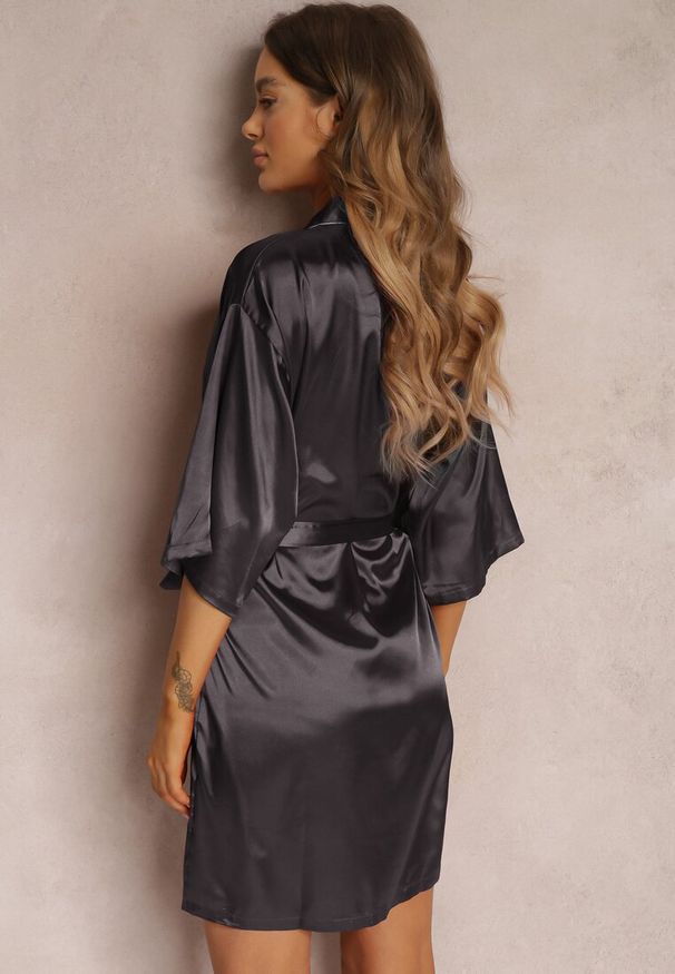 Renee - Czarny Szlafrok Pheneis. Typ kołnierza: dekolt w kształcie V. Kolor: czarny. Materiał: satyna, koronka, tkanina, materiał. Długość: długie. Wzór: gładki