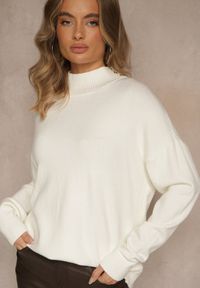 Renee - Biały Gładki Golf Zdobiony Guzikami przy Dekolcie Rallessa. Okazja: na randkę, na co dzień, na spotkanie biznesowe. Typ kołnierza: golf. Kolor: biały. Materiał: jeans. Długość rękawa: długi rękaw. Długość: długie. Wzór: gładki, aplikacja. Styl: klasyczny, casual, elegancki, biznesowy #3