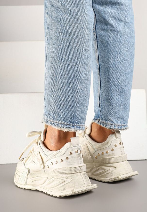 Born2be - Beżowe Sneakersy na Grubej Podeszwie z Tłoczeniem i Nitami Eraviellea. Okazja: na co dzień. Kolor: beżowy. Materiał: jeans