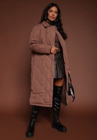 Renee - Brązowy Długi Płaszcz Kurtka Ozdobiona Pikowaniem Hamid. Kolor: brązowy. Długość: długie. Wzór: aplikacja #7