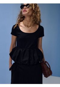 Sinsay - Koszulka z wiskozą z ozdobną falbaną - czarny. Kolor: czarny. Materiał: wiskoza #1
