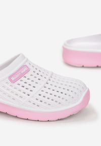 Born2be - Biało-Różowe Klapki Iphiope. Okazja: na plażę, na co dzień, na spacer. Kolor: biały. Materiał: guma, jeans. Wzór: ażurowy. Sezon: lato. Obcas: na płaskiej podeszwie. Styl: klasyczny, casual