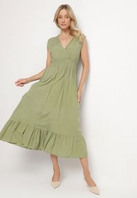 Born2be - Zielona Wiskozowa Sukienka o Kopertowym Kroju z Falbanką Uliria. Kolor: zielony. Materiał: wiskoza. Typ sukienki: kopertowe. Styl: elegancki #5