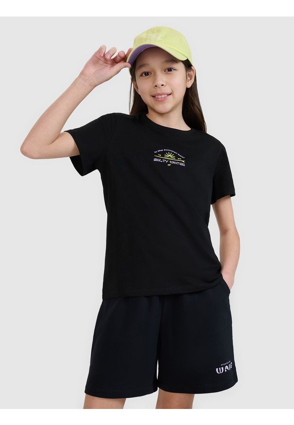 4f - 4F T-shirt regular z nadrukiem dziewczęcy - czarny 152 (11-12 lat). Okazja: na co dzień, na plażę. Kolor: czarny. Materiał: bawełna, materiał, jersey. Długość rękawa: krótki rękaw. Długość: krótkie. Wzór: nadruk. Sezon: lato. Styl: klasyczny, casual, sportowy