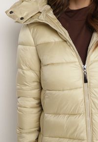 Born2be - Jasnobeżowa Kurtka Pikowana o Wydłużonym Kroju z Dwustronnym Suwakiem i Odpinanym Kapturem Naorae. Okazja: na co dzień. Kolor: beżowy. Materiał: jeans. Styl: sportowy, casual, elegancki #3