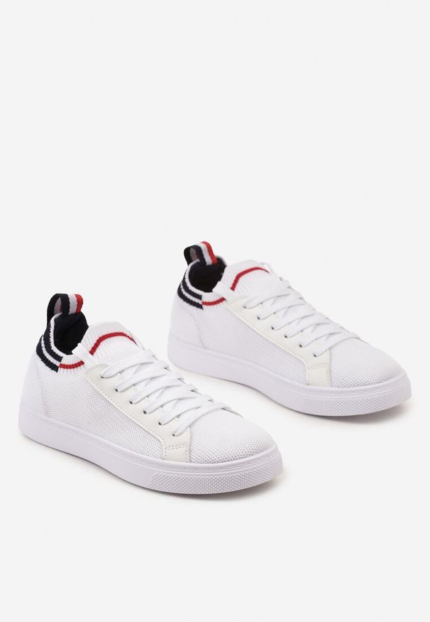 Renee - Biało-Granatowe Płaskie Sneakersy Wsuwane z Imitacji Skóry ze Sznurowaniami Gaxia. Nosek buta: okrągły. Zapięcie: bez zapięcia. Kolor: biały. Materiał: skóra. Sezon: lato. Obcas: na obcasie. Wysokość obcasa: niski