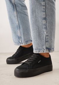 Renee - Czarne Basicowe Trampki VICES w Minimalistycznym Stylu Riosanne. Okazja: na spacer. Kolor: czarny. Materiał: satyna, jeans. Wzór: kwiaty. Styl: klasyczny #1