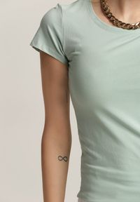Renee - Miętowy T-shirt Ariema. Kolor: miętowy. Materiał: dzianina. Długość rękawa: krótki rękaw. Długość: krótkie. Wzór: gładki